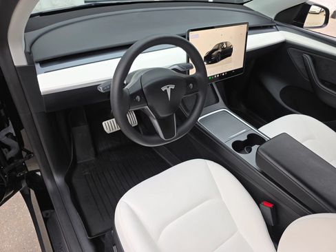 Used 2024 Tesla Model Y Performance AWD/4WD image 17