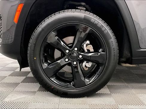 Used 2024 Jeep Grand Cherokee Altitude AWD/4WD image 10