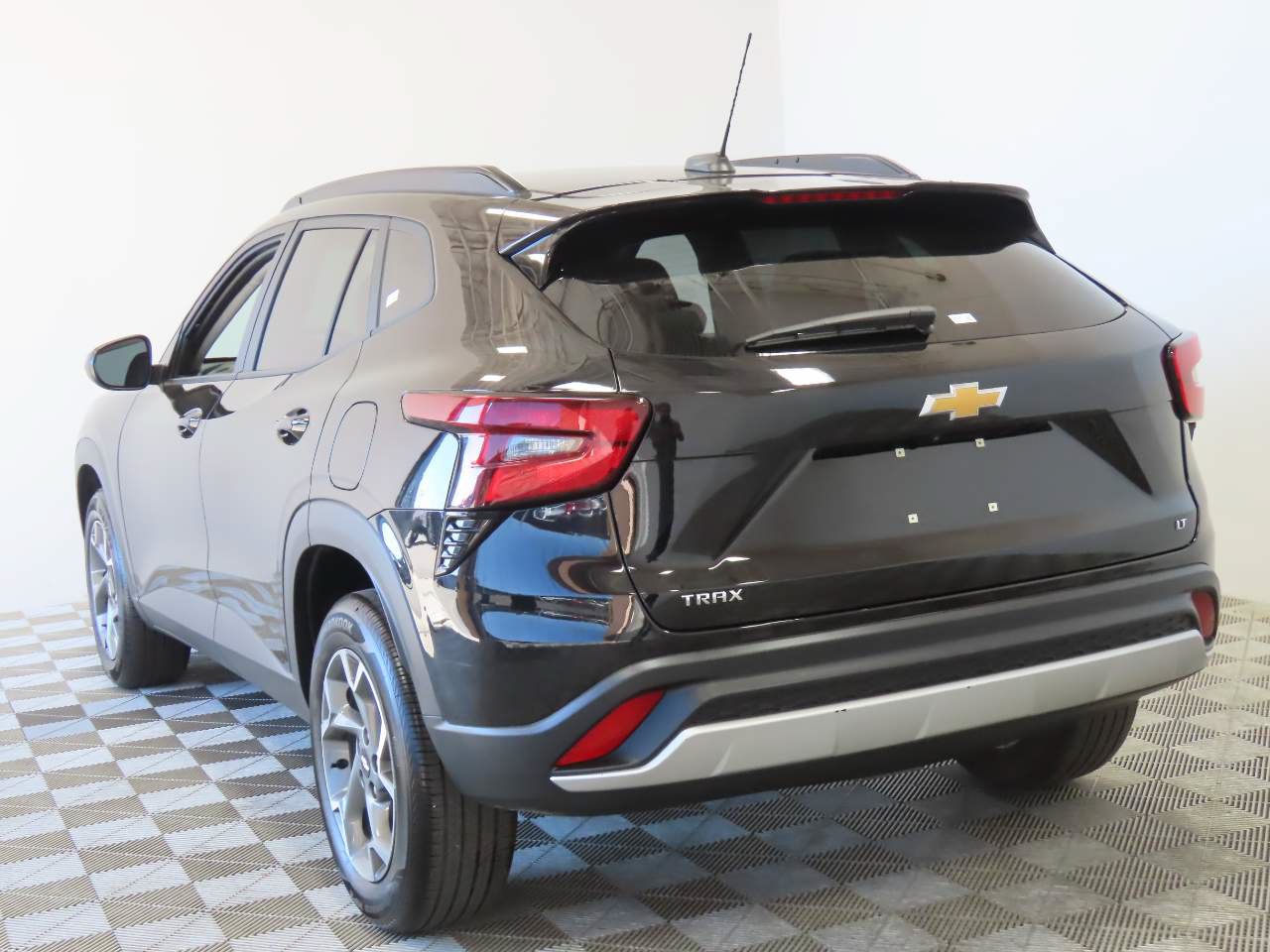 Used 2025 Chevrolet Trax LT FWD image 3