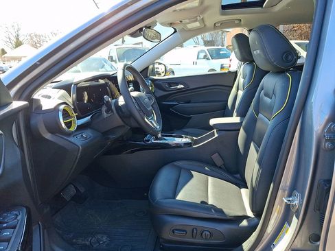 Used 2024 Chevrolet Trax ACTIV w/ Sunroof Package image 13