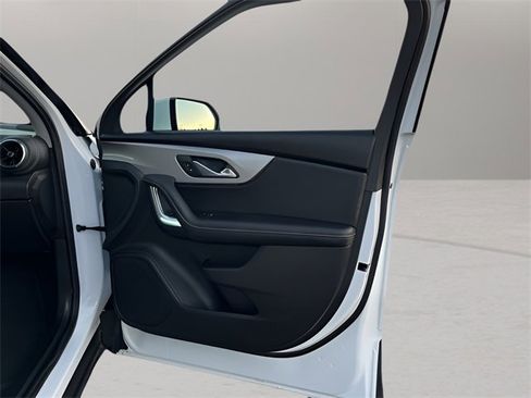 Used 2025 Chevrolet Blazer LT image 32