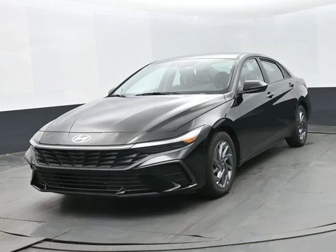 Used 2024 Hyundai Elantra SEL FWD image 1