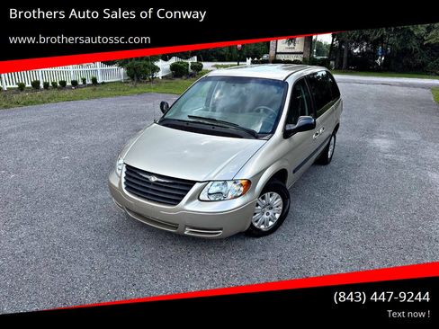 Used 2005 Chrysler Town & Country FWD image 1