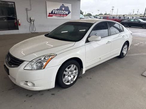 Used 2010 Nissan Altima 2.5 S FWD image 2