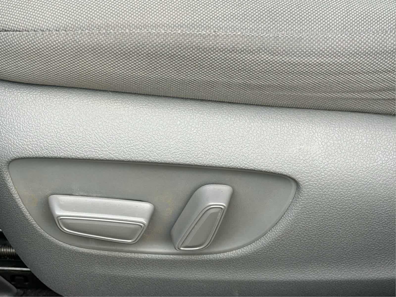 Used 2024 Toyota Highlander LE AWD/4WD image 8