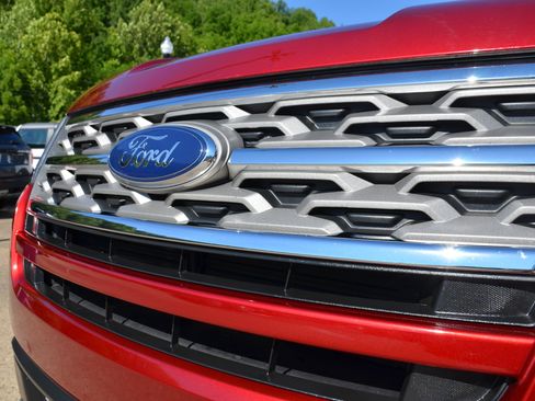 Used 2018 Ford Explorer XLT w/ Equipment Group 201A AWD/4WD image 9