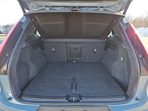 Used 2023 Volvo XC40 B5 Plus image 29