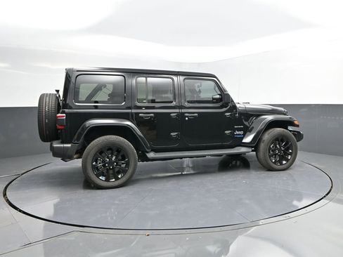 Used 2022 Jeep Wrangler Unlimited Sahara w/ Cold Weather Group image 8