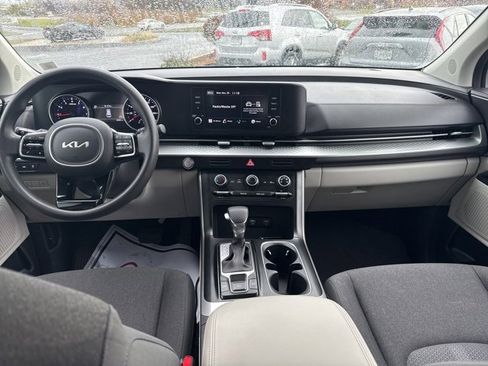Certified 2022 Kia Carnival LX image 9