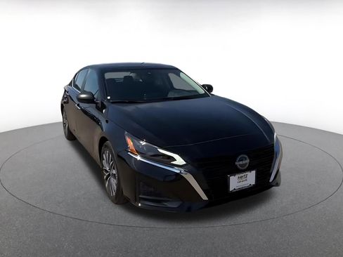Used 2025 Nissan Altima 2.5 SV FWD image 3