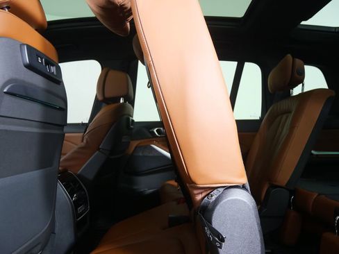 Used 2022 BMW X7 xDrive40i w/ M Sport Package image 18