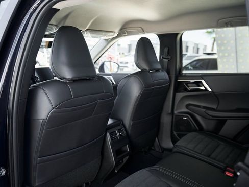 Used 2025 Mitsubishi Outlander SE FWD image 24