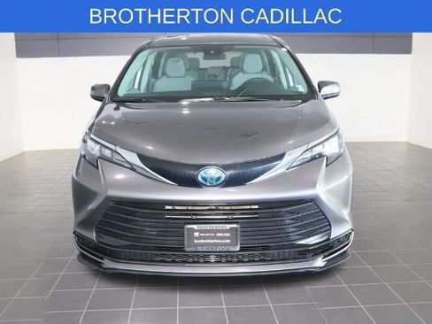 Used 2024 Toyota Sienna LE AWD/4WD image 10