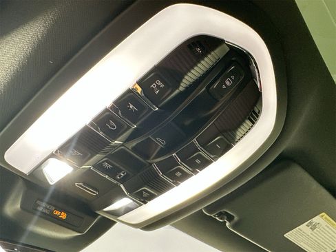 Certified 2025 Porsche Macan image 31