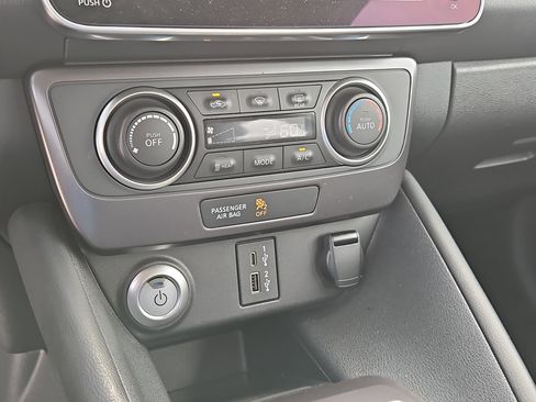 Used 2025 Nissan Leaf S image 23