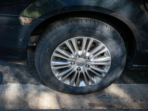 Used 2013 Chrysler Town & Country Touring-L w/ Driver Convenience Group FWD image 14