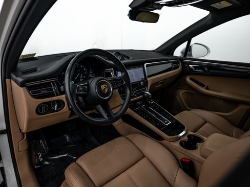 Certified 2023 Porsche Macan AWD/4WD image 4