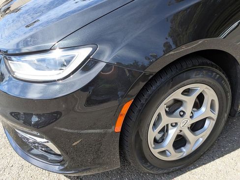 Used 2023 Chrysler Pacifica Limited FWD image 10