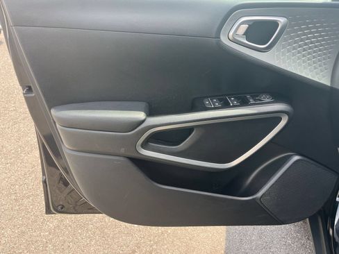 Used 2025 Kia Soul LX w/ LX Technology Package FWD image 18