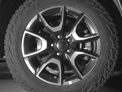 Used 2025 Jeep Compass Trailhawk AWD/4WD image 13