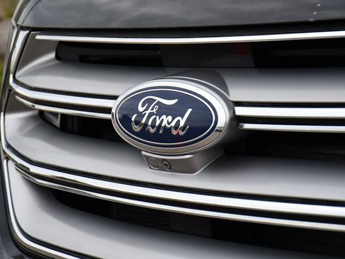 Used 2018 Ford Edge Titanium w/ Equipment Group 302A AWD/4WD image 38