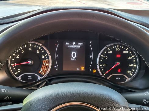 Used 2019 Jeep Renegade Latitude FWD image 15