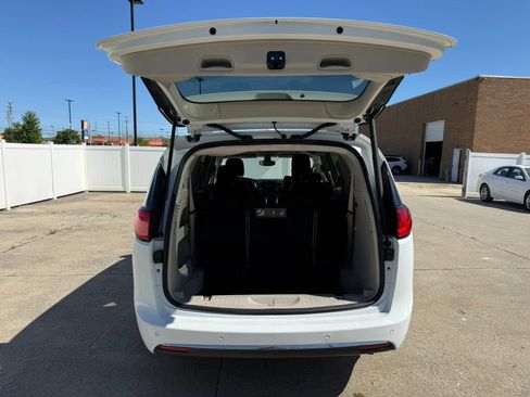 Used 2017 Chrysler Pacifica Touring-L FWD image 13