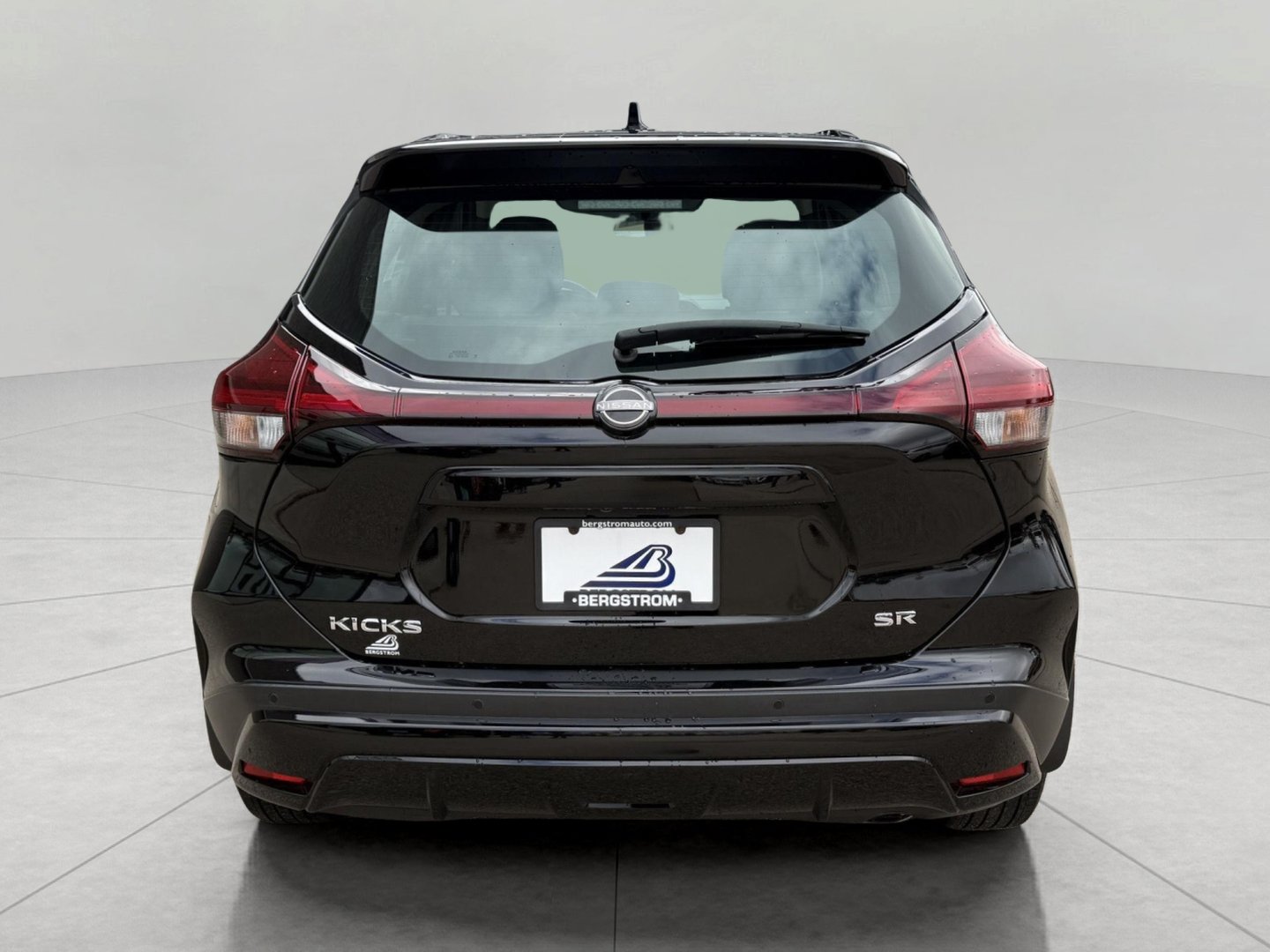 Used 2023 Nissan Kicks SR w/ SR Premium Package FWD image 11