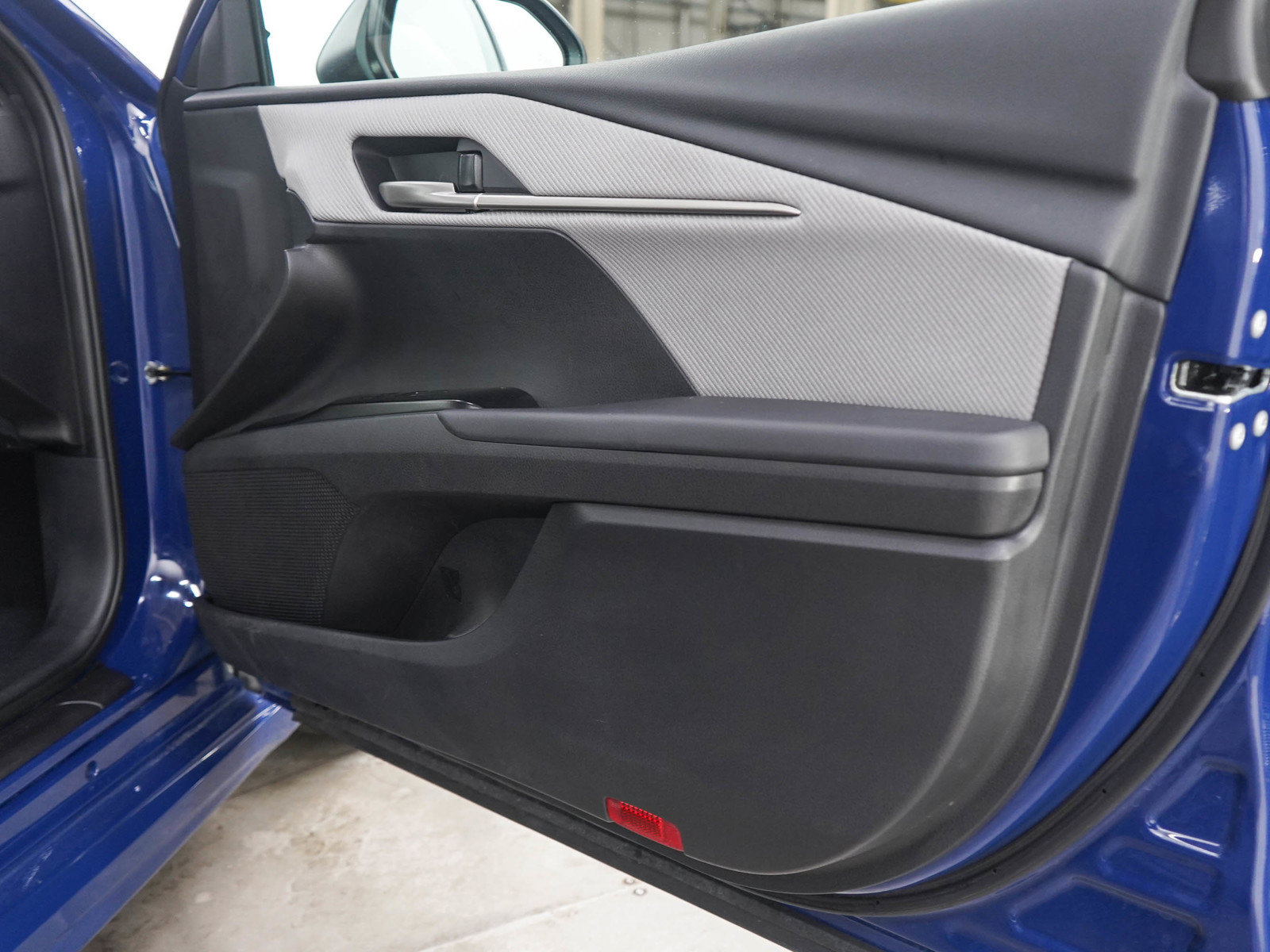 Used 2025 Toyota Camry SE w/ Multimedia Upgrade Package FWD image 9