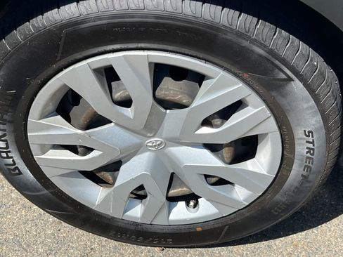 Used 2019 Toyota C-HR LE image 17