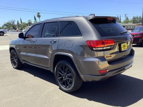 Used 2018 Jeep Grand Cherokee Altitude AWD/4WD image 21