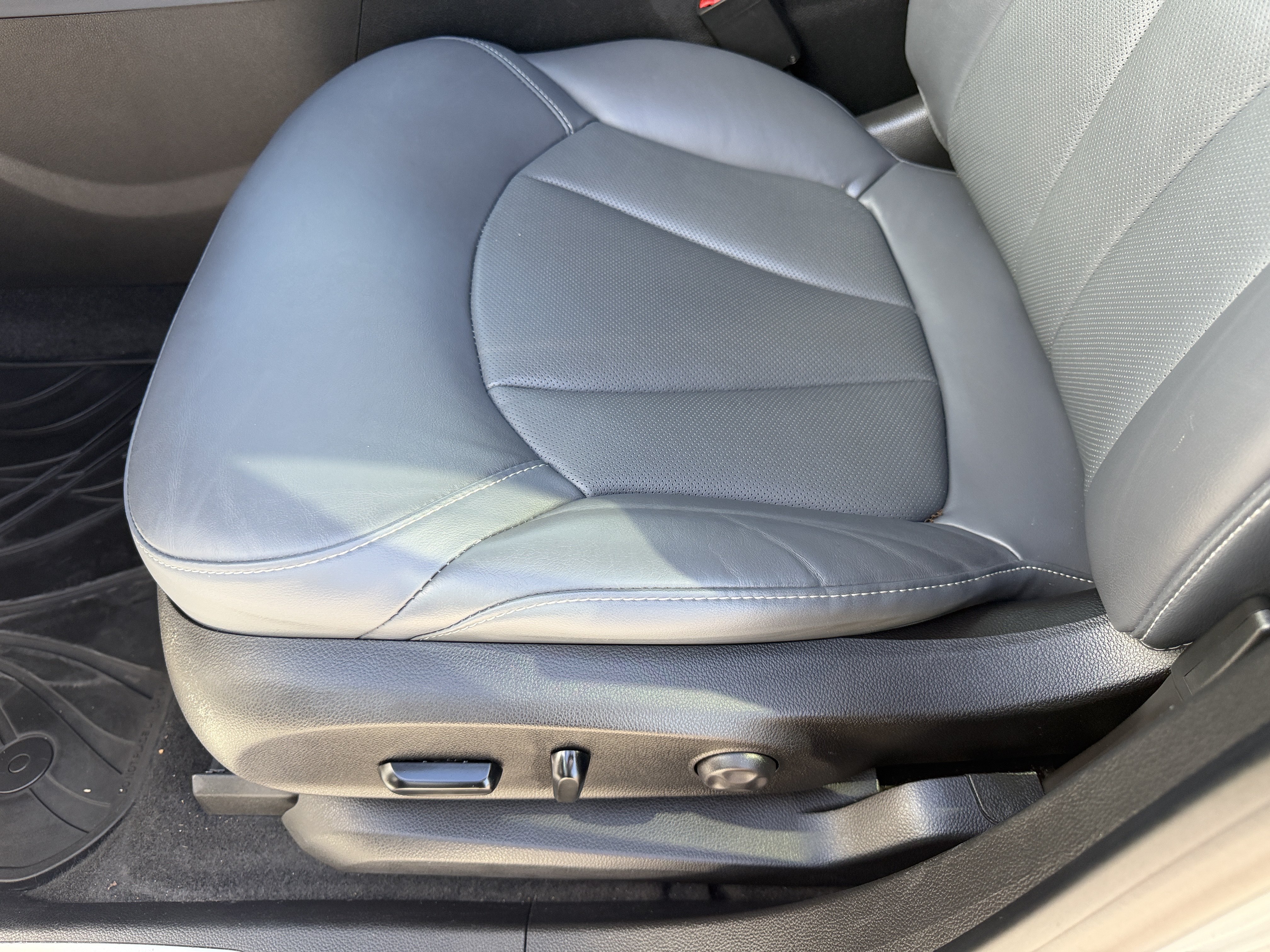 Used 2019 Buick Envision Essence FWD image 23