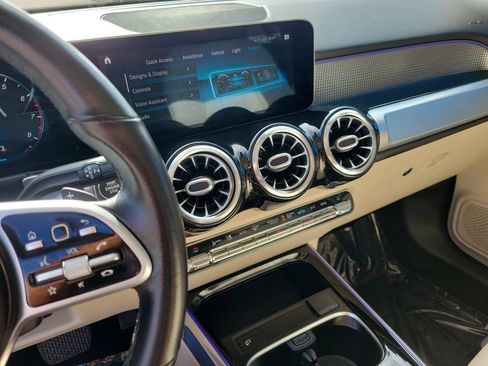 Used 2021 Mercedes-Benz GLB 250 w/ Premium Package image 23
