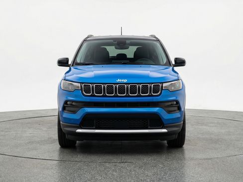 Used 2025 Jeep Compass Limited AWD/4WD image 2