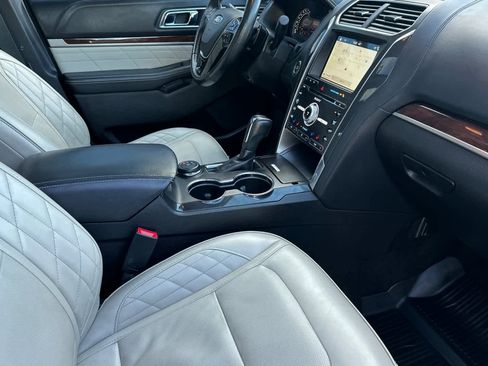 Used 2017 Ford Explorer Platinum image 18