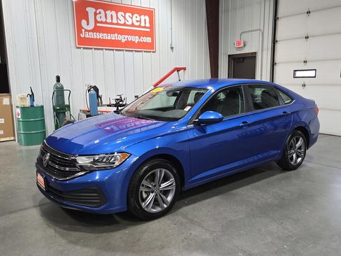 Used 2024 Volkswagen Jetta SE image 1