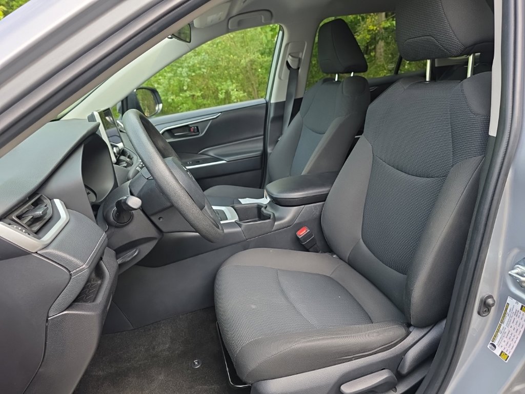 Used 2025 Toyota RAV4 LE AWD/4WD image 11