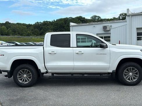 Used 2025 Chevrolet Colorado LT w/ LT Convenience Package AWD/4WD image 5