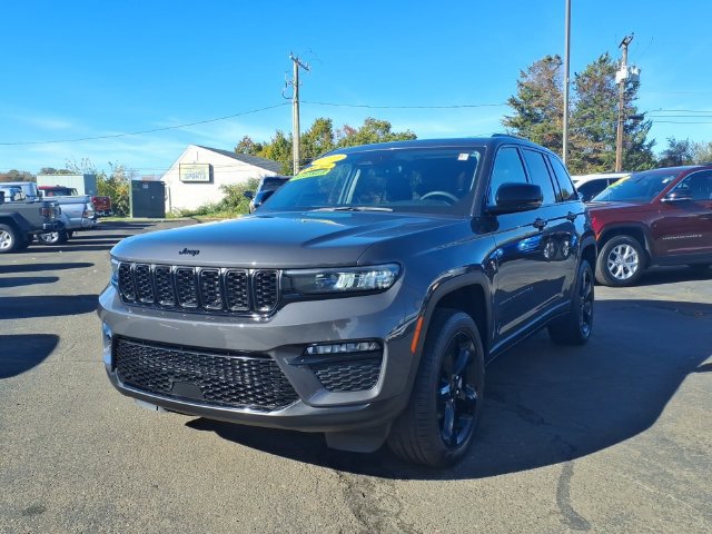 Certified 2023 Jeep Grand Cherokee Limited w/ Black Appearance Package AWD/4WD image 3