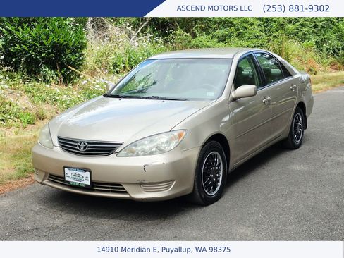 Used 2005 Toyota Camry LE FWD image 1