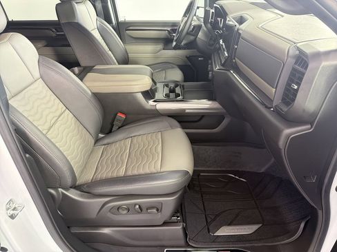 Used 2025 Chevrolet Silverado 2500 ZR2 w/ Technology Package image 30