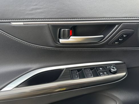 Certified 2024 Toyota Venza XLE image 11