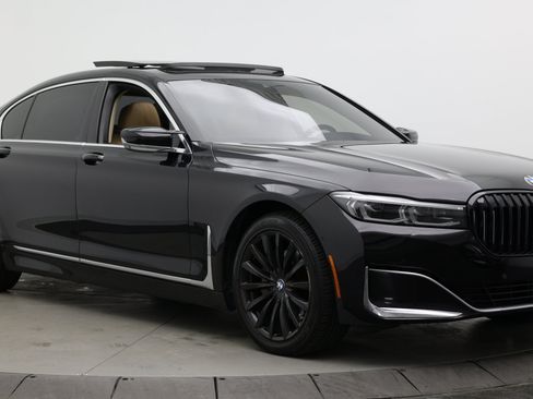 Used 2022 BMW 740i w/ Premium Package RWD image 3