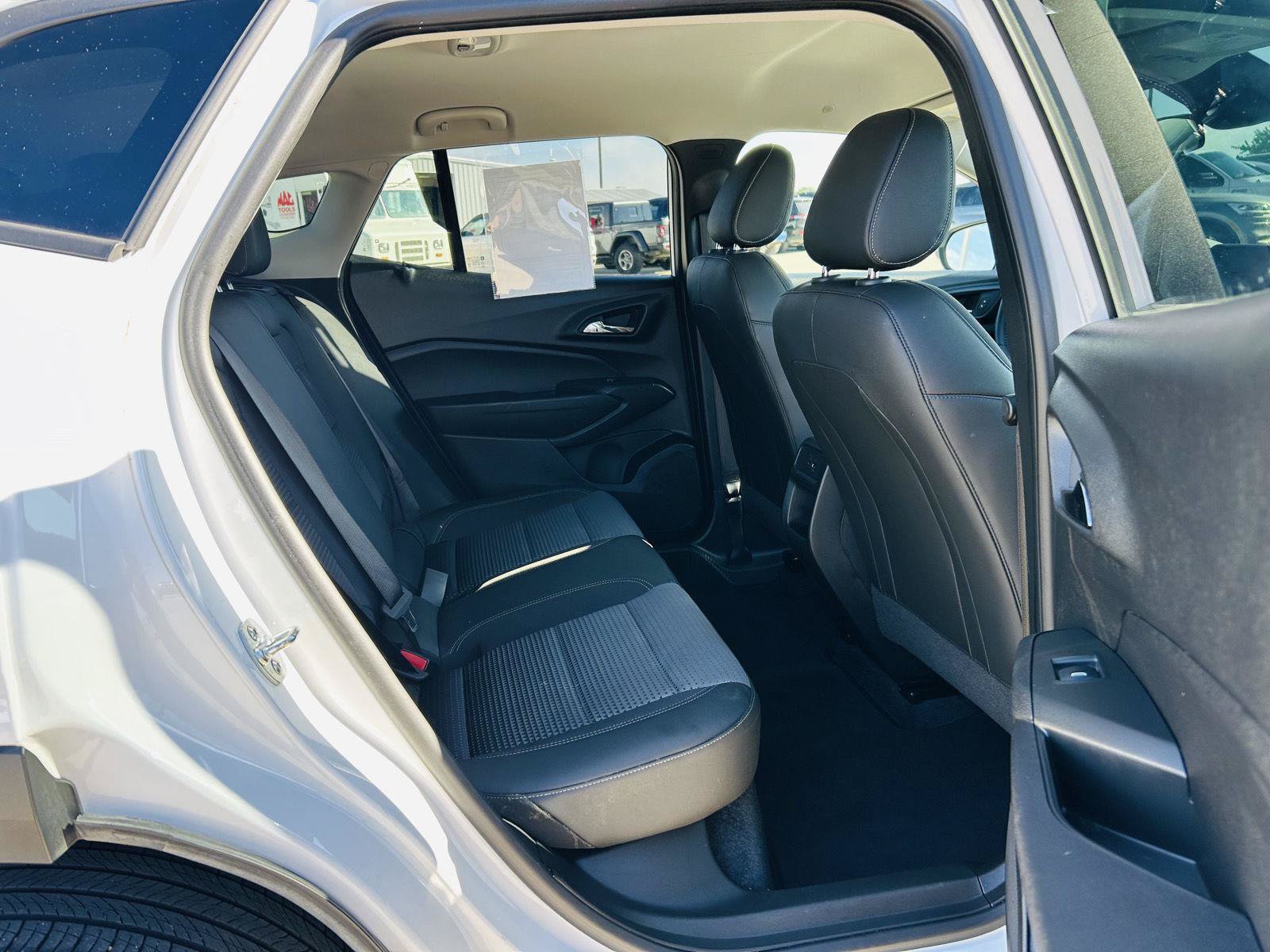 Used 2025 Chevrolet Trax LT w/ LT Convenience Package FWD image 27