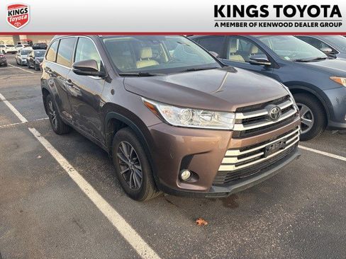 Used 2017 Toyota Highlander XLE image 1