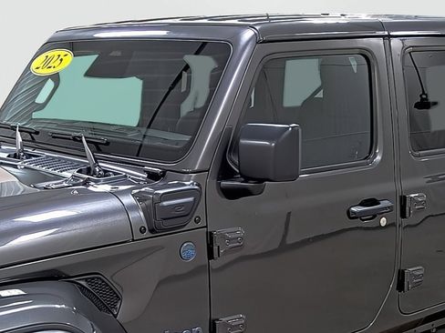Used 2025 Jeep Wrangler Unlimited Sahara w/ Safety Group AWD/4WD image 8