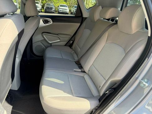 Used 2025 Kia Soul LX w/ LX Technology Package FWD image 7