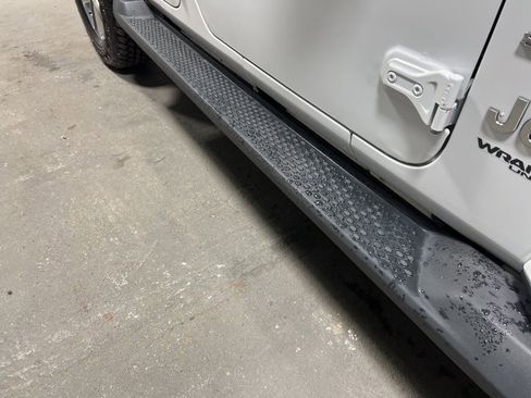 Used 2020 Jeep Wrangler Unlimited Sahara image 10