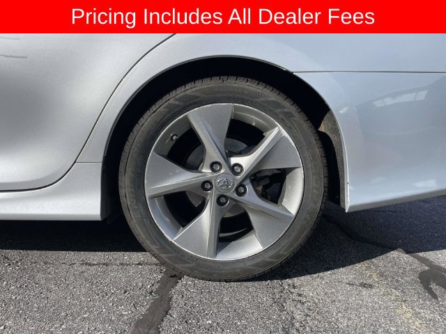 Used 2014 Toyota Camry SE w/ Moonroof Package FWD image 9