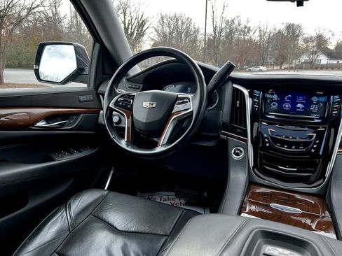 Used 2018 Cadillac Escalade ESV Luxury image 33